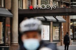 បុរស​ម្នាក់​ពាក់​ម៉ាស់​ឈរ​នៅ​ខាង​មុខ​ហាង​លក់​ទំនិញ Macy's ក្នុង​អំឡុងពេល​នៃ​ផ្ទុះ​រាលដាល​ជំងឺ​កូវីដ១៩ នៅ​ក្នុង​ទីក្រុង​ញូវយ៉ក សហរដ្ឋអាមេរិក កាល​ពី​ថ្ងៃ​ទី​១៨ ខែឧសភា ឆ្នាំ​២០២០។