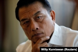 Kepala Staf Kepresidenan Indonesia Moeldoko memberi isyarat saat wawancara dengan Reuters di kantornya di Jakarta, 28 Mei 2019. (Foto: REUTERS/Willy Kurniawan)