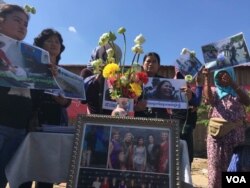 ក្រុម​ប្រជារាស្ត្រ​ខ្មែរ​នៅ​ក្នុង​សហគមន៍​បឹងកក់ មាន​គ្នា​ ​ប្រមាណ​ជាង​ ១០​ នាក់​ បាន​បើក​«​យុទ្ធនា​ការ​ថ្ងៃច័ន្ទពណ៌ខ្មៅ»​ ម្តងទៀត​នៅ​ព្រឹក​ថ្ងៃច័ន្ទ​នេះ​ ដើម្បី​ទាម​ទារ​ឲ្យ​ដោះ​លែង​ លោក​ស្រី​ ទេព វន្នី​ ជ័យ​លាភី​រង្វាន់​ស្រ្តី​ជា​អ្នក​ដឹកនាំ​របស់អង្គការ​ Vital Voices ដែល​រងការ​ចោទប្រកាន់​ពីបទ​ «ហិង្សា​ដោយចេតនា»​។ (ហ៊ុល រស្មី/VOA)