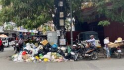 គំនរសំរាមនៅជ្រុងមួយនៃខណ្ឌ៧មករា រាជធានីភ្នំពេញ កាលពីព្រឹកថ្ងៃទី០៦ ខែតុលា ឆ្នាំ២០២០។ (អូន ឆេងប៉រ/វីអូអេ)