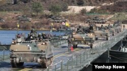 지난 2일 경기도 여주시 연양동 도하훈련장에서 호국훈련의 일환으로 진행된 육군 8사단 도하작전에서 장갑차들이 부교를 건너고 있다