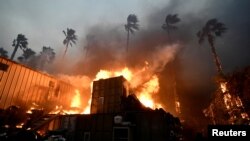 سوختن یک خانه در شعله های آتش در «مالیبو»، ایالت کالیفرنیا. آتش سوزی در این ایالت باعث شده تاکنون ۲۵۰ هزارنفر ‌خانه‌هایشان را رها کنند.