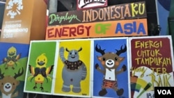 Lukisan 3 Maskot Asian Games 2018 yaitu Bhin bhin, Atung, dan Kaka menyambut orang yang masuk ke kampung Sekardangan. (Foto Petrus Riski/VOA)