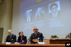 Jan Andersson, Juleen Zierath dan Hans Forssberg, anggota komite Institut Nobel Karolinska, dalam konferensi pers di Stockholm, Senin, 5 Oktober 2015