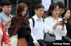 서울 아침 기온이 16도까지 내려간 30일 긴소매 옷을 입은 시민들이 광화문광장 앞을 지나고 있다.