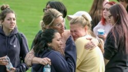 Para siswa saling berpelukan sementara dipertemukan dengan para orang tua mereka pasca penembakan di SMA Saugus di Santa Clarita, California (14/11).