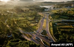 Proyek pembangunan pesisir Mandalika, yang akan menjadi lokasi lomba motor MotoGP di sirkuit jalan raya yang dibuat khusus di Mandalika, Lombok selatan, 23 Februari 2019. (Foto: AFP/Arsyad Ali)