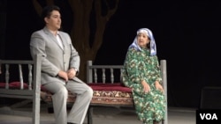 O'sh teatrida qo'yilgan "Qirmizi olma" tomoshasi