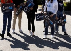 Mahasiswa berkumpul di luar tempat pemungutan suara selama pemilihan di Durham, Durham County, North Carolina, AS, 3 November 2020. (Foto: REUTERS/Jonathan Drake)
