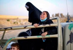 Seorang perempuan dan anak Afghanistan di sebuaSejumlah anak dan perempuan Afghanistan di sebuah truk di perbatasan Irak-Afghanisan dan Provinsi Sistan and Baluchestan di tenggara Iran, 19 Agustus 2021. (Foto: Bulan Sabit Merah Iran)