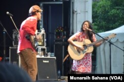 Endah N Rhesa dari Jakarta tampil pada Ngayogjazz ke-11 di desa Kledokan Kalasan SLeman, Yogyakarta (18/11/17)membawakan lagu-lagu dengan genre berbeda termasuk balada.