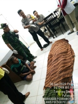 Jenazah Darmawan yang diterkam harimau Sumatera usai dievakuasi ke Desa Tanjung Simpang, Kabupaten Indragiri Hilir, Riau. Kamis 30 Januari 2020. (Courtesy: Polres Indragiri Hilir).