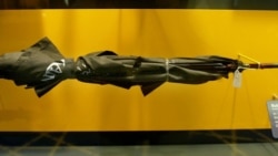 ქოლგის ასლი, რომლითაც "კაგებეს" აგენტმა, 1978 წელს ბულგარელი დისიდენტი მწერალი და ჟურნალისტი, გეორგი მარკოვი მოკლა. ექსპონატი ვაშინგტონის "საერთაშორისო ჯაშუშობის მუზეუმშია" წარმოდგენილი. მარკ უილსონის ფოტო.