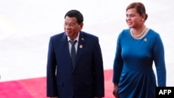 Presiden Filipina Rodrigo Duterte (kiri) dan putrinya Sara Duterte tiba untuk menghadiri pembukaan Konferensi Tahunan Forum Boao untuk Asia (BFA) 2018 di Boao, Provinsi Hainan, China selatan pada 10 April 2018. (Foto: AFP)