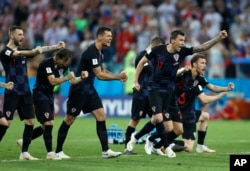 Hrvatski reprezentativci slave pobedu posle gola Ivana Rakitića u poslednjoj seriji izvođenja penala (Foto: AP/Darko Bandić)