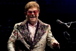 Elton John tampil selama tur "Farewell Yellow Brick Road" pada Rabu, 19 Januari 2022, di New Orleans. (Foto: AP/Derick Engsel)