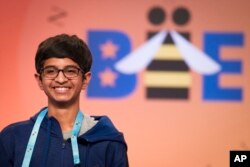 텍사스주 매키니 출신 카르티크 네마니 군이 메릴랜드주 옥손힐에서 열린 제91회 스크립스 내셔널 스펠링비에서 우승한 후 미소를 짓고 있다.