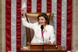 Ketua DPR Nancy Pelosi, memimpin pengesahan RUU sosial dan lingkungan Presiden Joe Biden yang ekspansif, di Capitol di Washington pada 19 November 2021. (Foto: AP)