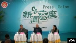 中国记协新闻茶座会上 廉湘民对外国记者不能进藏进行解释（东方拍摄）