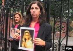 Dua warga AS Therese Albrecht dan Barbara Blaine (kiri) berada di London, Inggris untuk melakukan unjuk rasa atas pelecehan seksual terhadap anak-anak oleh para pastur gereja Katolik.