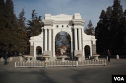 清华大学的清华园牌坊（美国之音拍摄）