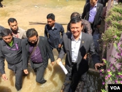 Kem Sokha, vice president of opposition CNRP leaves after he registered his name for the upcoming election in Phnom Penh’s Mean Chey on Wednesday, October 05, 2016. ( Kann Vicheika/VOA Khmer)
