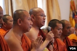 ព្រះចៅ​អធិការ​វត្ត អ៊ុក ចាន់ហន មាន​សង្ឃដីកា​ពី​គុណ​សម្បត្តិ​របស់​លោក ទន់ សុវណ្ណ នៅក្នុងពិធីប្រោសព្រំ រំឭកគុណ និង​តែងតាំង​លោក​ ទន់ សុវណ្ណ ជា​ប្រធាន​កិត្តិយស​នៃ​វត្ត​ពុទ្ធិការាម កាលពីថ្ងៃអាទិត្យ ទី២៣ ខែកញ្ញា ឆ្នាំ២០១៨។ (ទែន សុខស្រីនិត/VOA)