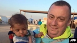 "Islomiy davlat" o'ldirgan Alan Henning Turkiya-Suriya chegarasida qochqinlar lagerida ishlagan. Ushbu surat o'tgan yili o'sha yerda olingan.