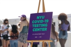 New York University students wait in line for a COVID-19 test before school opens on August 18, 2020 in New York. (Photo by Bryan R. Smith / AFP)