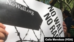 Pancartas en Arizona contra Donald Trump