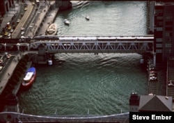 Chicago "L" train crosses Chicago River on the Wells Street Bridge. (Photo by Steve Ember)