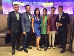 រូបឯកសារ៖ លោក ប៉ុក ថន ថតរូបជាមួយកូនទាំង៥ របស់លោក នៅរដ្ឋ California ។ (រូបថតផ្តល់ឲ្យ)