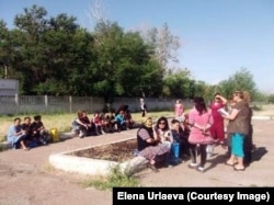 Paxta chopig'iga olib chiqilayotgan odamlar