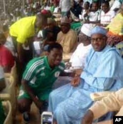 Dan wasan Najeriya, Obafemi Martins, yana gaida Muhammadu Buhari, a filin wasa na kasa dake Abuja lokacin wasan Najeriya da Ethiopia, Lahadi 27 Maris 2011