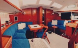 Ruang utama di dalam kapal dilengkapi sofa dan TV. (Foto: Ika Olsen)