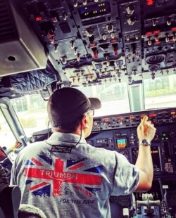 Seorang pilot sedang mengemudikan pesawat jet bisnis. (Foto: Courtesy/Dokumen Pribadi)