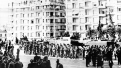 Les troupes de la gendarmerie prenant position devant le bâtiment de la délégation générale toujours occupée par les généraux français EdmondJouhaud, Raoul Salan, Maurice Challe et André Zeller qui ont mené le putsch contre la politique du général Charles