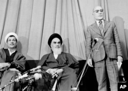 Ayatollah Ruhollah Khomeini (tengah) dan PM Iran Mehdi Bazargan (kanan) di Teheran, 6 Februari 1979 (foto: dok).