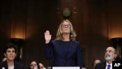 Kristin Blazi Ford polaže zakletvu pred Odborom za pravosuđe u Senatu