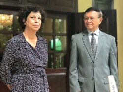 មេដឹកនាំ​គណបក្ស​ជំទាស់​លោក កឹម សុខា ឈរ​នៅ​ខាង​ស្តាំ​ដៃ​ ជាប់​លោក​ស្រី Carmen Moreno ឯក​អគ្គរដ្ឋ​ទូត​សហភាព​អឺរ៉ុប​ប្រចាំ​កម្ពុជា នៅ​ក្នុង​ទីក្រុង​ភ្នំពេញ​ ថ្ងៃ​ទី​១៣ ខែ​វិច្ឆិកា​ ឆ្នាំ​២០១៩។ (ហ៊ុល រស្មី/VOA)