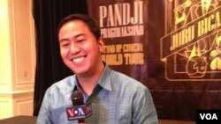 Pandji Pragiwaksono diwawancarai VOA usai tampil di San Francisco hari Minggu (4/9) (foto: VOA/Vina).