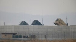 미군 기지에 패트리어트 지대공 요격미사일이 배치되어 있다.