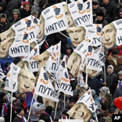 People take part in a rally to support presidential candidate and Russia's current Prime Minister Vladimir Putin in Moscow, February 23, 2012
