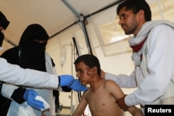 9일 예멘 사다 주 자흐얀에 가해진 공습으로 다친 아이가 치료를 받고 있다. 이날 사우디 연합군의 공습으로 버스에 타고 있던 어린이 40여 명이 숨지고, 50여 명이 다친 것으로 알려졌다.