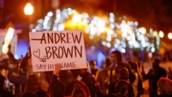 Demonstranti u Elizabet sitiju posle smrti Endrua Brauna džuniora
