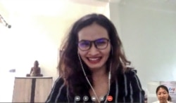 អ្នកស្រី​ យឹម សុធារី​ អ្នកឯកទេសព្យាបាល​ផ្លូវចិត្ត​ ផ្តល់​បទ​សម្ភាស​ដល់វីអូអេ​ អំពី​សុខភាព​ផ្លូវចិត្ត​ក្នុងអំឡុងពេលនៃការ​រីករាល​ដាល​ជំងឺ​កូវីដ១៩ នៅ​ថ្ងៃទី០៥ ខែមេសា ឆ្នាំ​២០២០។ (ខាន់ សុគុំមនោ/VOA)