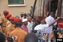 Under tight Uganda prison security, murder suspects in the killing of Police Spokesperson Andrew Felix Kaweesi board a bus to head back to prison in Kampala, Uganda, May 18, 2017. (H. Athumani/VOA)
