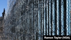 Jaringan kawat berduri dipasang di sepanjang perbatasan AS-Meksiko.