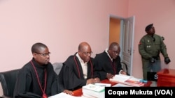 David Mendes (à mesa no centro) com equipa de advogados de defesa no caso Kalupeteca, Tribunal Provincial do Huambo, Angola
