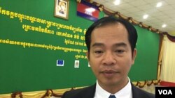 Vanthann Peoudara, deputy director of Documentation Center of Cambodia, talks to VOA Khmer at a seminar on Khmer Rouge history in Cambodia, July 25, 2017. (Kann Vicheika/VOA Khmer)